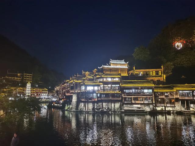 凤凰古城：从名噪一时到无人问津<strong></p>
<p>凤凰全球</strong>，是什么让你跌下神坛？